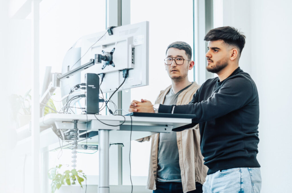 Pair Programming am ergonomischen Schreibtisch